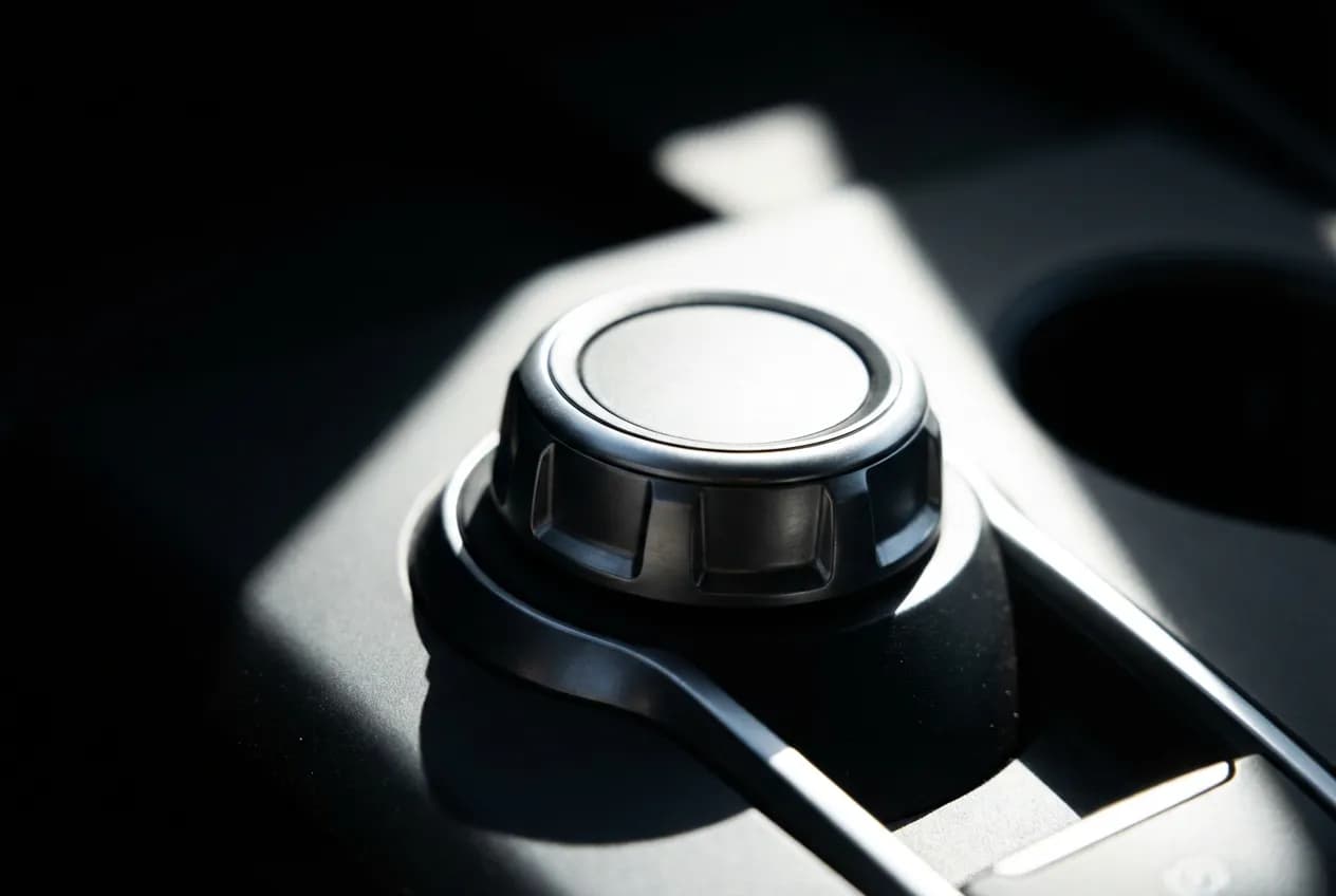 Gros plan iconique sur le levier de vitesse de la boîte automatique 2-Tronic de la Peugeot 1007.