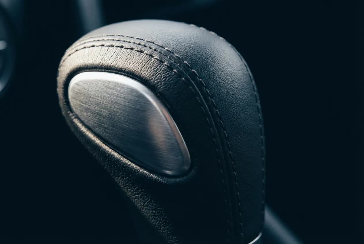 Gros plan sur le levier de vitesse d'une boîte automatique de voiture