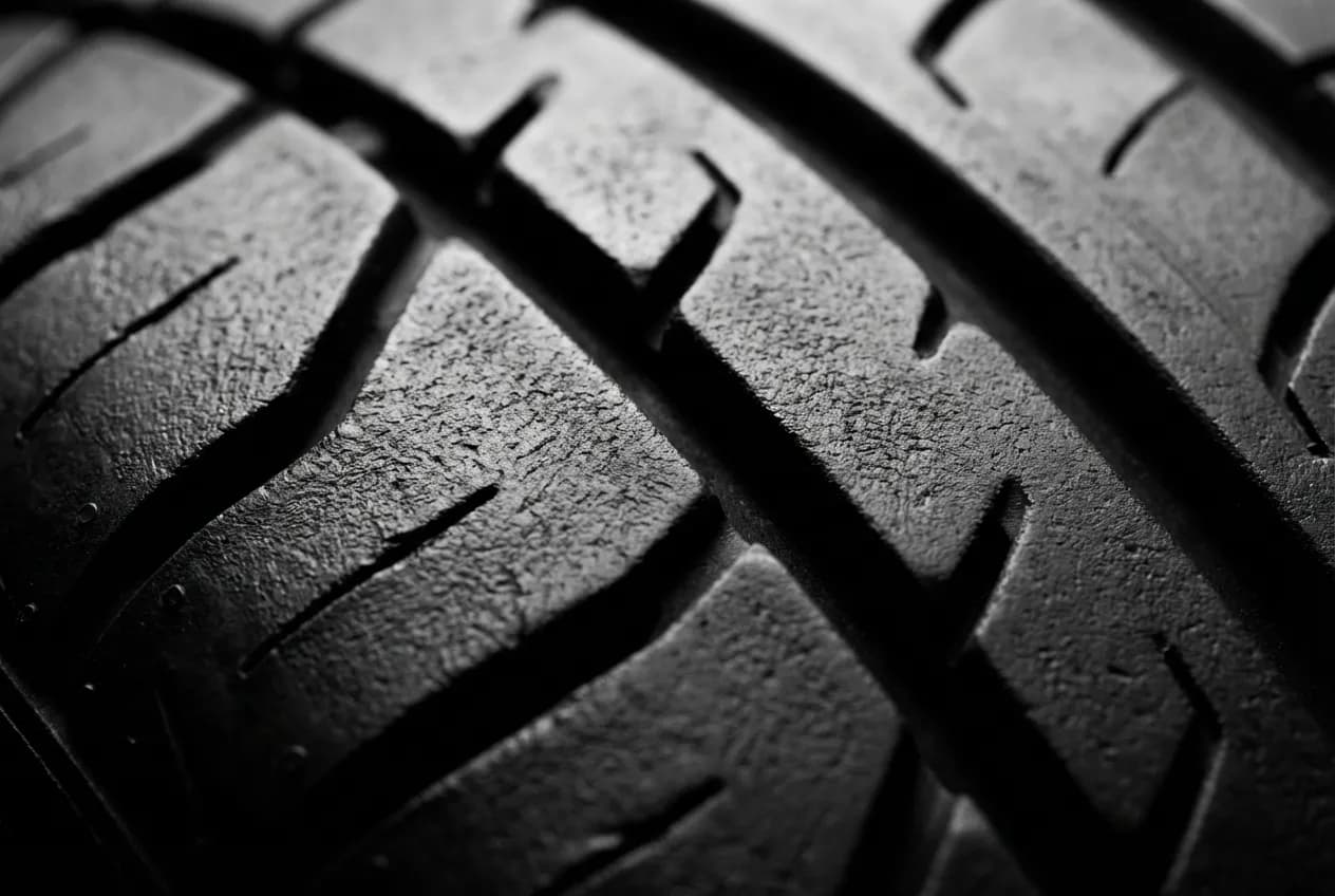 Avis Pneu Bridgestone Turanza T005 : Test et Performance Gros plan macro sur la structure de la bande de roulement du pneu Turanza T005