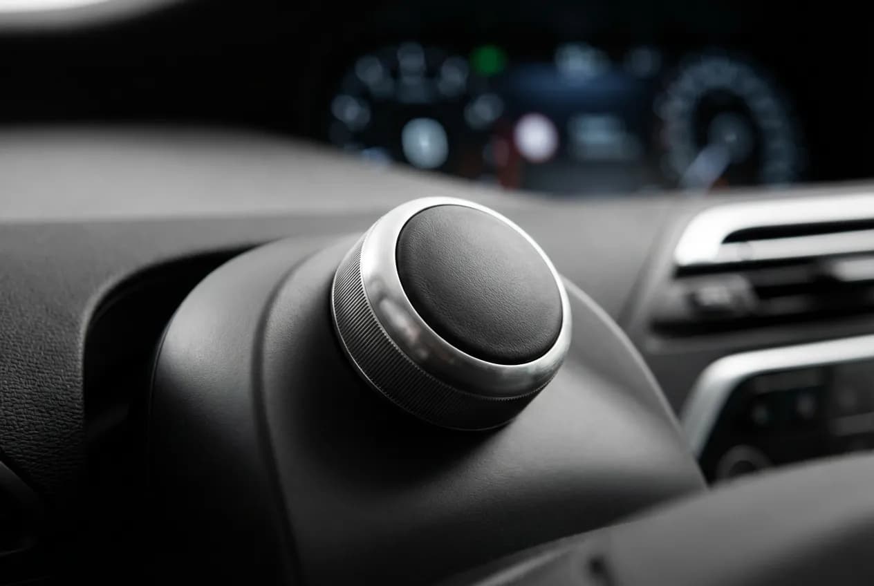 C4 Picasso 2L HDI 138cv Boîte Automatique : Notre Avis Gros plan sur le levier de la boîte de vitesse automatique d'un C4 Picasso 2L HDI 138cv, symbolisant la transmission automatique.