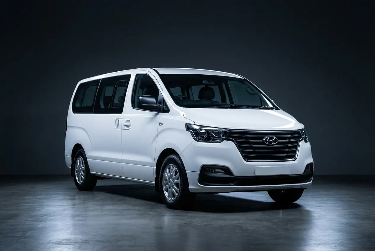 Fiabilité Hyundai H1 : Bilan Occasion, Pannes et Avis Vue studio 3/4 avant d'un utilitaire Hyundai H1 blanc