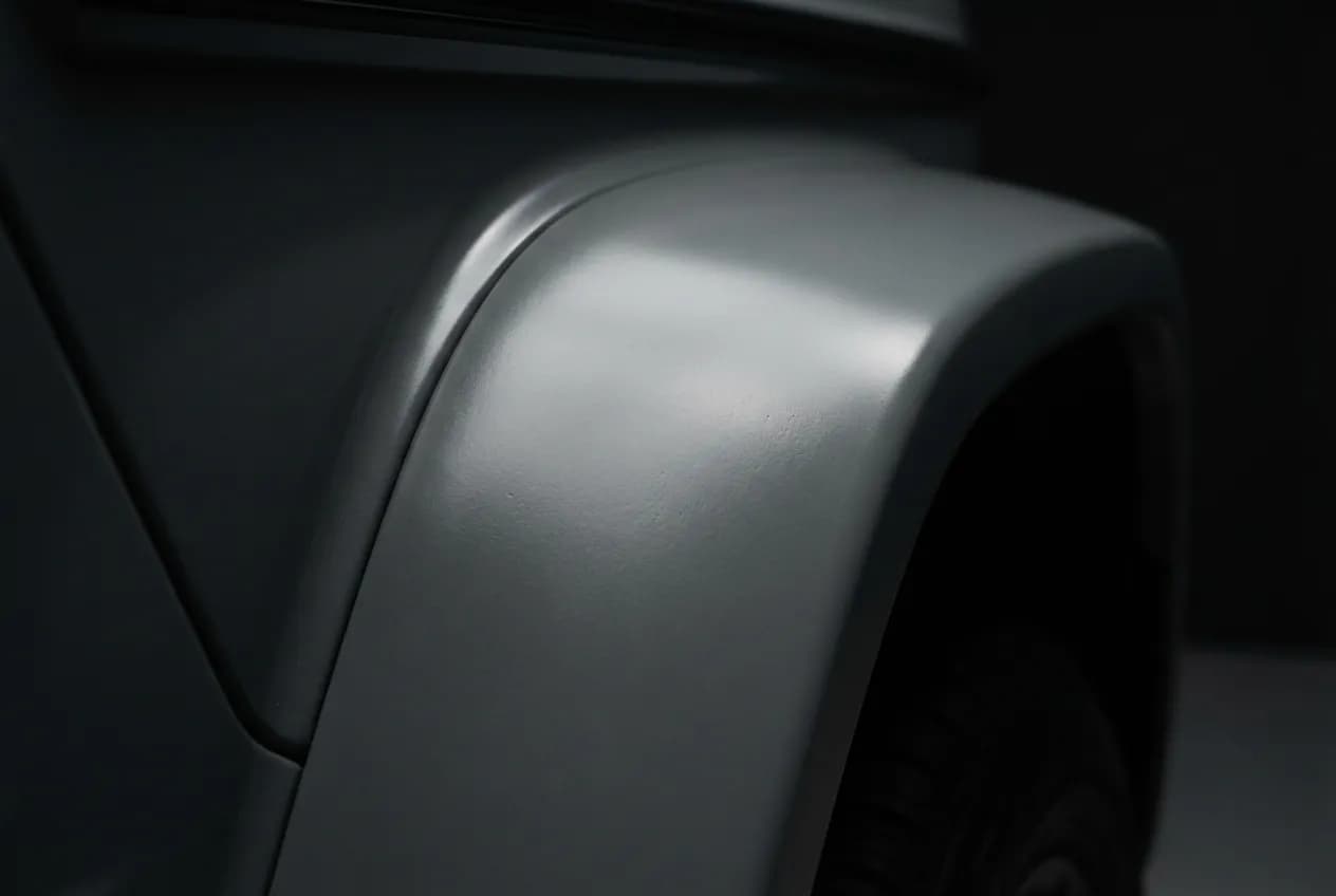 Gris Alpin Mercedes : Tout savoir sur la teinte 956U Gros plan sur la peinture Gris Alpin Mercedes, montrant la texture et la finition unique de cette teinte MANUFAKTUR.