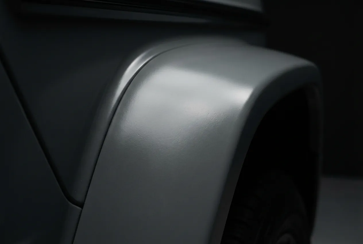 Gros plan sur la peinture Gris Alpin Mercedes, montrant la texture et la finition unique de cette teinte MANUFAKTUR.